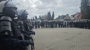 Policyjne ćwiczenia na stadionie w Ostrowcu Świętokrzyskim. Ponad 160 funkcjonariuszy trenowało działania podczas meczów