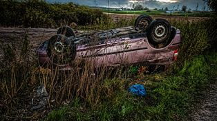 Ukradł hondę i dachował — miał prawie 2,5 promila. Grozi mu 5 lat więzienia