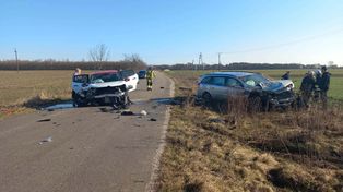 Zderzenie czołowe w Smolinie – dwie osoby ranne. Policja wyjaśnia przyczyny wypadku!