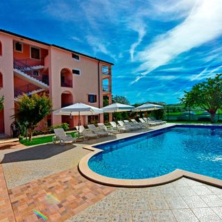 Apartmanok és Szobák Medencével Novigrad - 6951 (3)