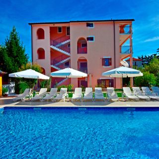 Apartmanok és Szobák Medencével Novigrad - 6951 (2)