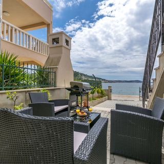 Apartments Villa J i M by the sea Rogoznica (4)