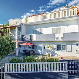 Apartman Dugi Rat - CDE694 (2)