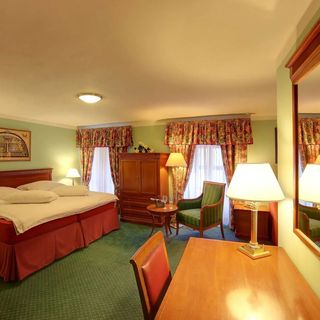 Masonic House Loket (3)