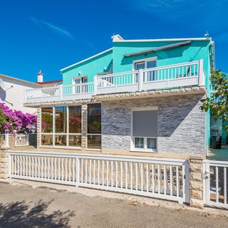 Apartmanok Parkolóhellyel Vir - 18517 (2)