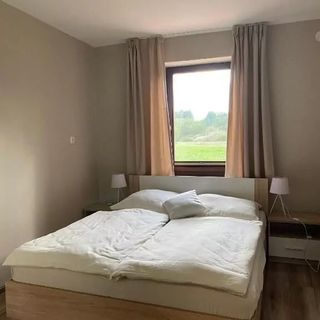 Dom v stráni Poniky (2)