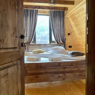 Hidden Cabin Brezoi (4)