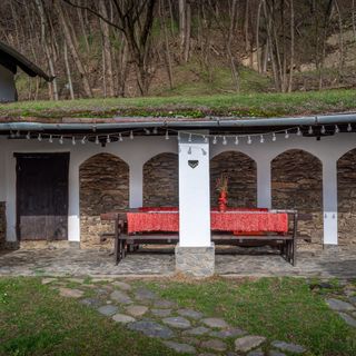 Casa Sub Magrin Sat Bătrân (3)