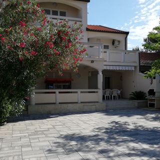 Apartmanok Parkolóhellyel Vir - 20205 (2)