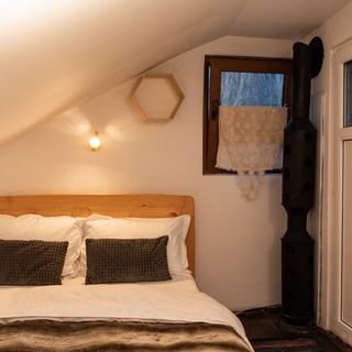 Biniște Tiny House by the River Dejani (5)