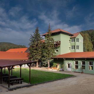 Zöldsziget Menedék, Rendezvény-és pihenőház Bárna (3)