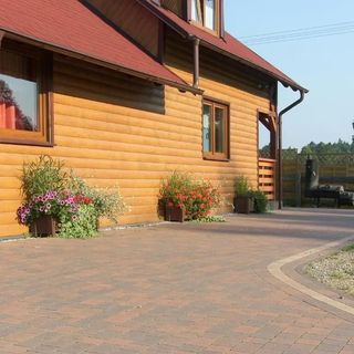 Drewniany Domek Nad Stawem (2)