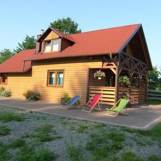 Drewniany Domek Nad Stawem (3)