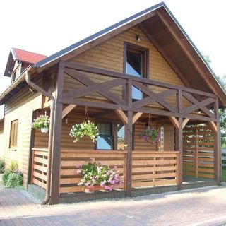 Drewniany Domek Nad Stawem (4)