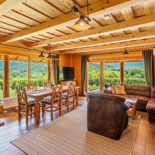 Hanga Prémium Rönkház Parád (2)