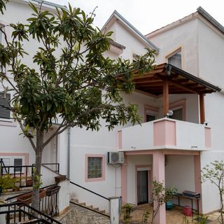 Apartmanok és Szobák A Tenger Mellett Posedarje, Novigrad - 21123 Posedarje (2)