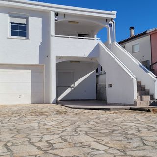 Apartmanok Parkolóhellyel Vir - 22347 (2)