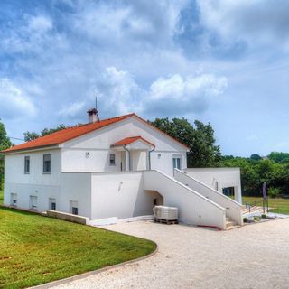 White house Liznjan (2)