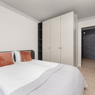 Jedności Narodowej 200/79 (2)