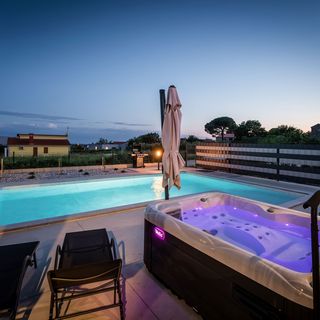 Villa Jasminka s bazenom i whirlpool-om Kastelir (3)