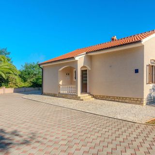 House Suric Privlaka (2)