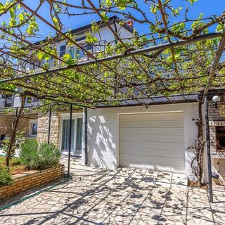 House Victoriatus Banjole (4)