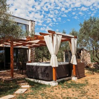 House Stone house with jacuzzi Lukoran (4)