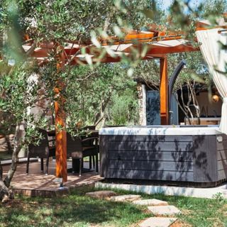 House Stone house with jacuzzi Lukoran (5)