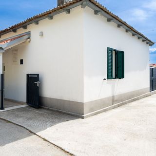 House Cute house with jacuzzi Dugi Rat (3)