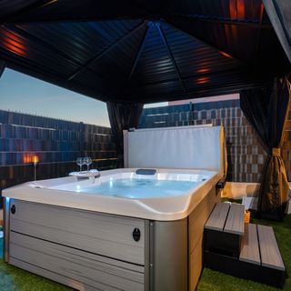 House Cute house with jacuzzi Dugi Rat (5)