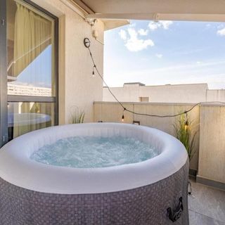 Downtown Loft Apartment with Jacuzzi București (2)