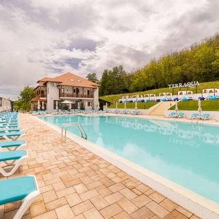 Chic Comfort with Pool Views 8 Micești (2)