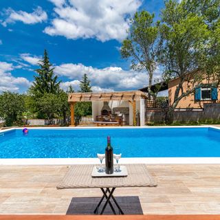 Villa May Tinjan (2)