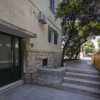 Apartment Nettle Tree Split (2)