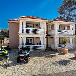 Apartmanok Parkolóhellyel Vir - 24090 (3)