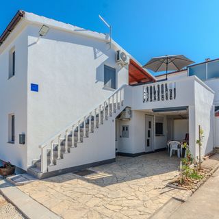 Apartmanok Parkolóhellyel Vir - 24319 (2)