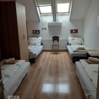 Zank Vezér Sport Szálláshely és Tekecsarnok Szank (2)