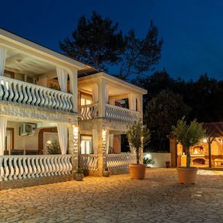 Apartmanok Parkolóhellyel Vir - 24513 (2)