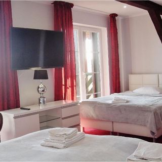 Apartament rodzinny 4-osobowy z balkonem z panoramicznym widokiem komfortowa Mazurska Chata Mikołajki (2)