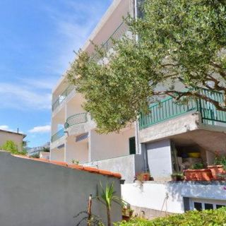 Apartments and Room Marin Brela (2)