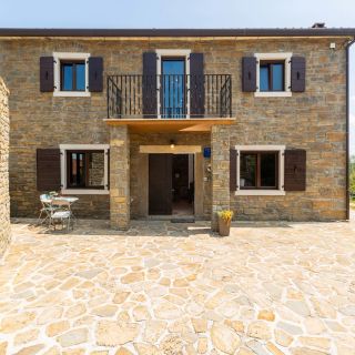House Deja Momjan (2)