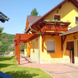 Nefelejcs Fagyizó és Apartmanház Kistolmács (3)