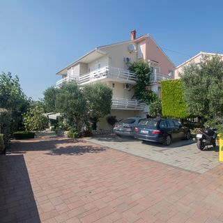 Apartments and Rooms Nada Novalja (2)