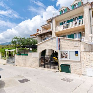 Apartments and Room Napoli Bol (2)