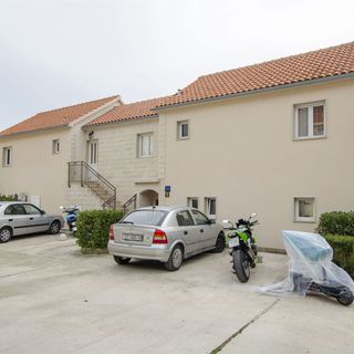 Apartments Karlo Bol (2)