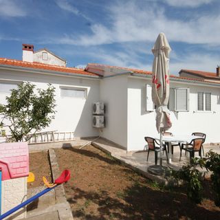 Családi Apartmanok A Tenger Mellett Preko, Ugljan - 8232 Preko (2)