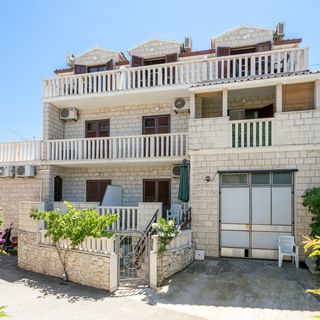 Apartmanok Parkolóhellyel Supetar, Brac - 5670 Supetar (2)
