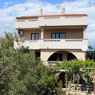 Apartmanok és Szobák Parkolóhellyel Krk - 13553 (2)