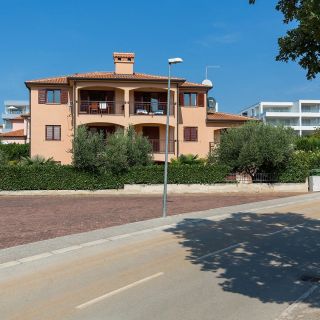 Apartments With Swimming Pool Novigrad - 7078 (2)