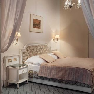 AMBASSADOR - ZLATÁ HUSA Praha (3)